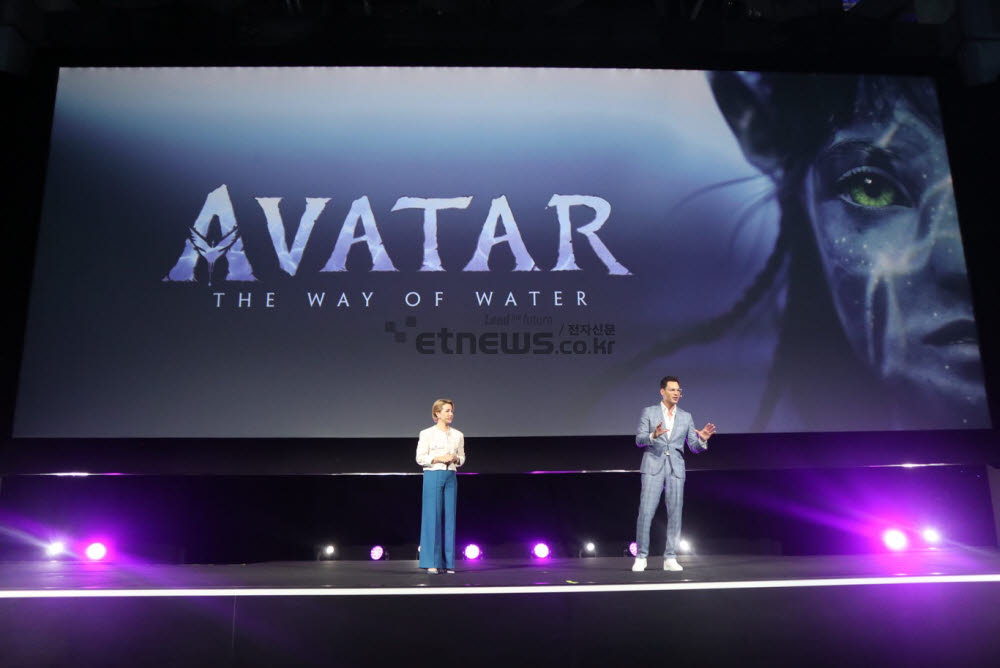 지난해 11월 싱가포르에서 열린 디즈니 콘텐츠 쇼케이스 2022에서 영화 아바타:물의 길이 소개되고 있다.