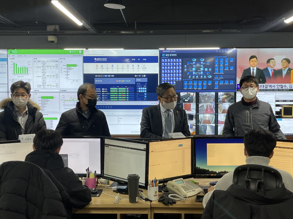 전병극 문화체육관광부 제1차관(왼쪽 세번째)이 25일 대전 소재 문화체육관광 사이버안전센터에서 관제상황을 점검하고 있다.