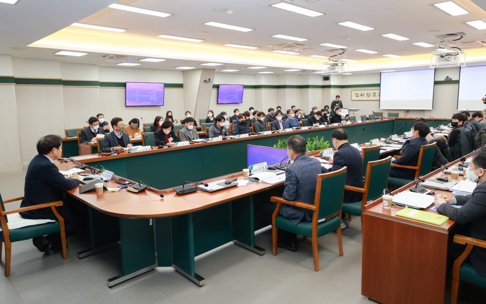 전남도와 광주시는 25일 전남대에서 중장기 반도체 전문인력 확보를 위한 연구용역 착수 보고회를 가졌다.