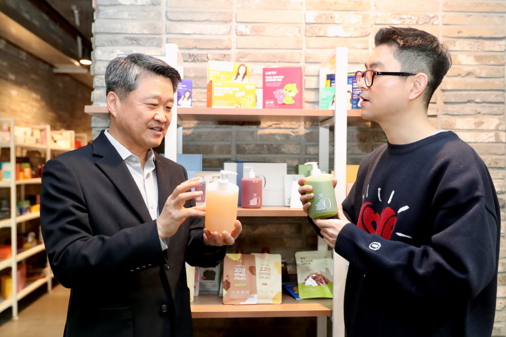 김학도 중소벤처기업진흥공단 이사장(왼쪽)이 27일 서울 강남구 소재 메디쿼터스를 찾아 제품을 둘러보고 있다. (중소벤처기업진흥공단 제공)