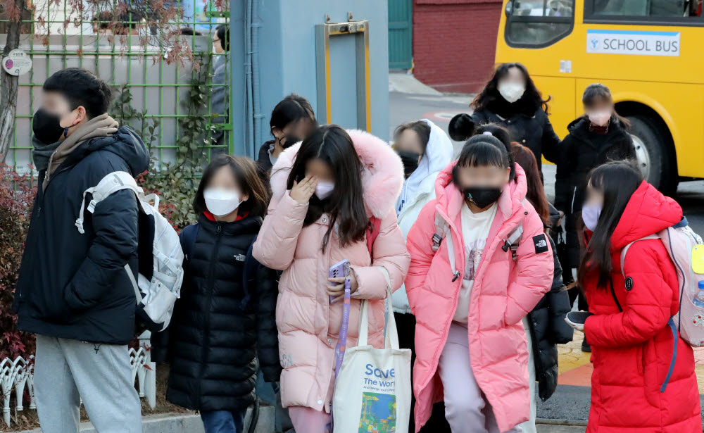 실내 마스크 의무 해제...버스 안에서는 착용해야