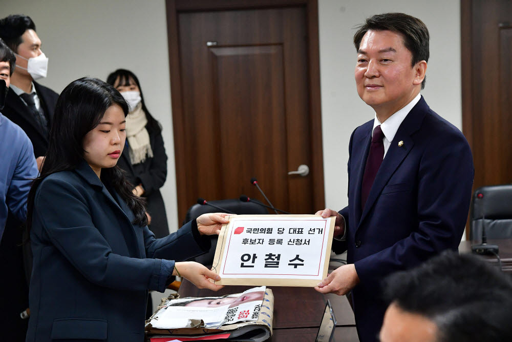 국민의힘 당권주자인 안철수 의원이 2일 오전 서울 여의도 중앙당사에서 당대표 후보 등록을 하고 있다. 연합뉴스