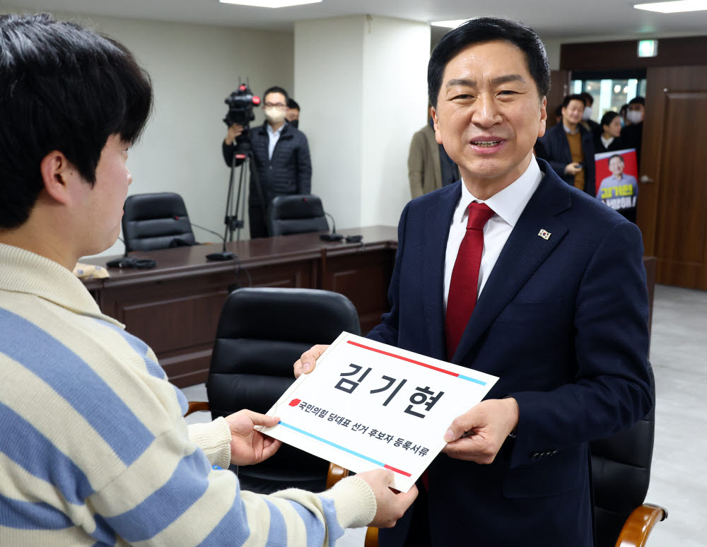 국민의힘 당권주자인 김기현 의원이 2일 오전 서울 여의도 중앙당사에서 당 대표 후보 등록을 하고 있다. 연합뉴스