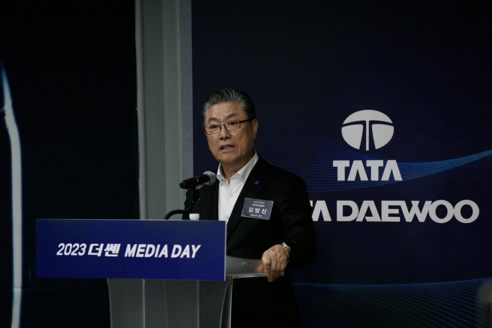 김방신 타타대우상용차 대표가 2023 더쎈 미디어데이에서 환영사를 하고있다.