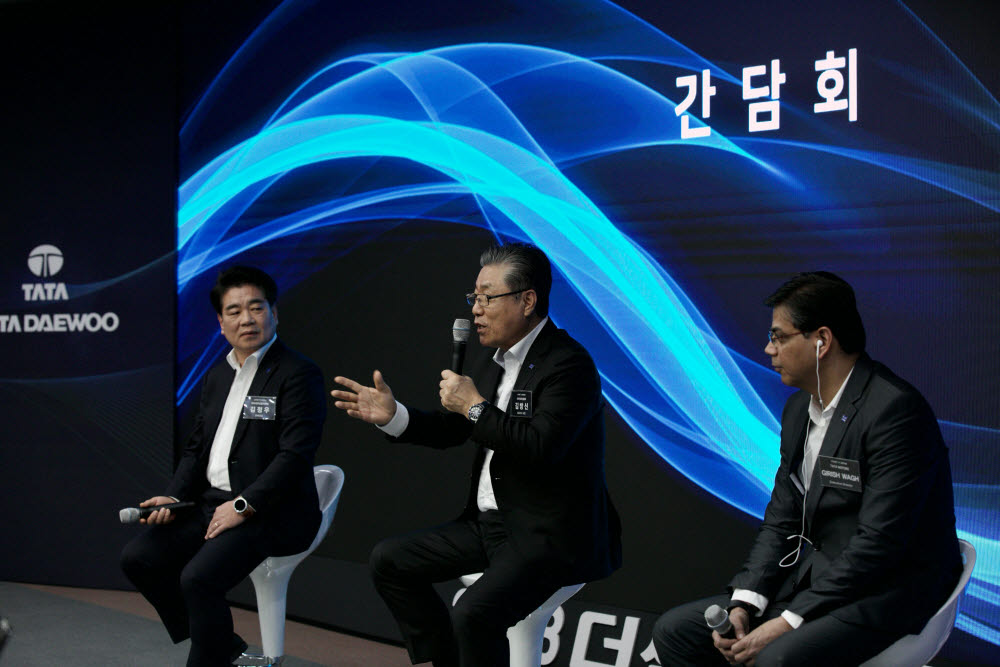 김방신 타타대우상용차 대표(가운데)가 간담회에서 답변하고 있다.