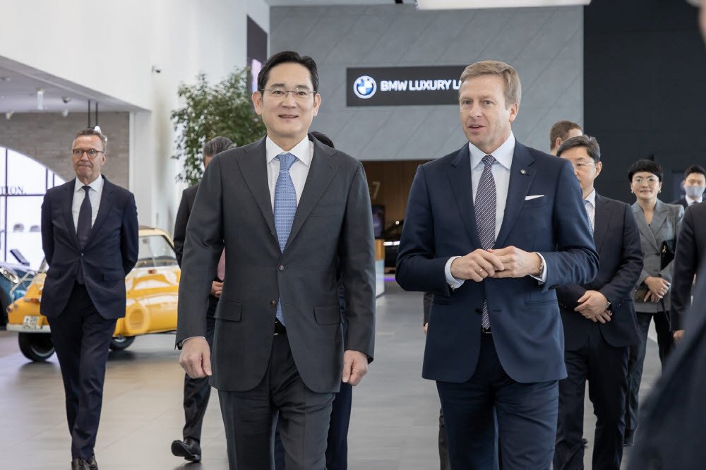 이재용 삼성전자 회장이 지난해 12월 인천 영종도 BMW 드라이빙 센터에서 올리버 집세 BMW 회장과 만났다.