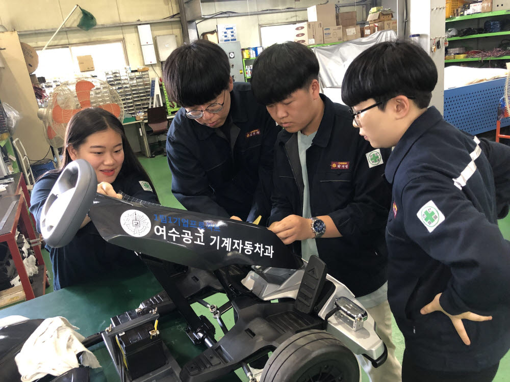 여수공업고등학교 학생이 자동차 부품을 점검하고 있다. 여수공업고 제공