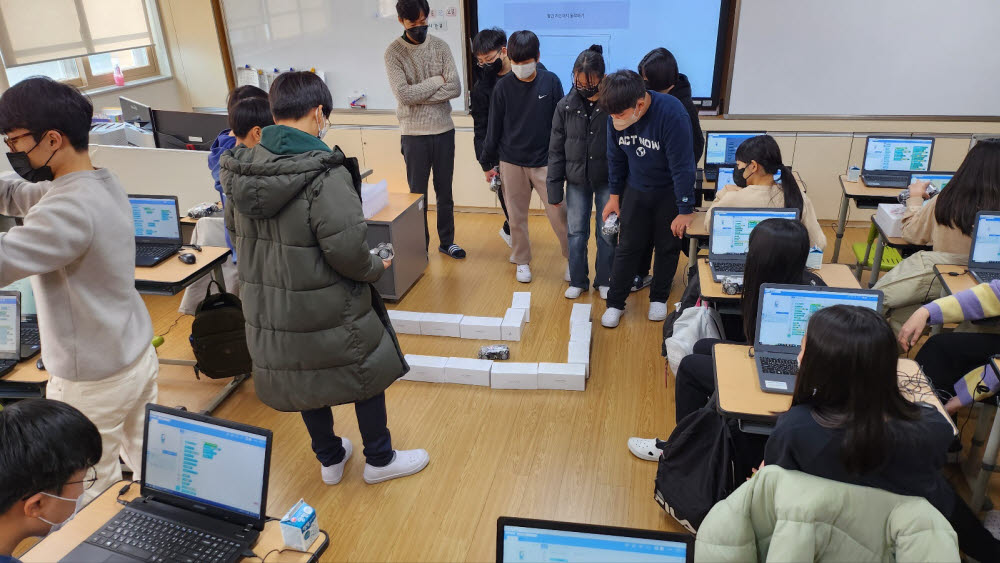 대구 숙천초 학생들이 이티에듀-창의공간이 운영하는 디지털새싹 캠프에 참여해 AI 자율주행자동차 교육을 받고 있다.