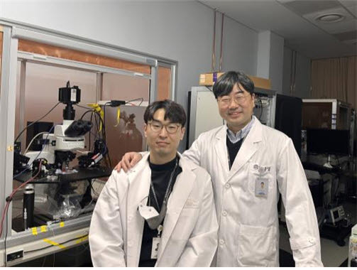 Ra Jong-chul, senior researcher at the Korea Brain Research Institute (right) and Kim Yong-seok, student researcher