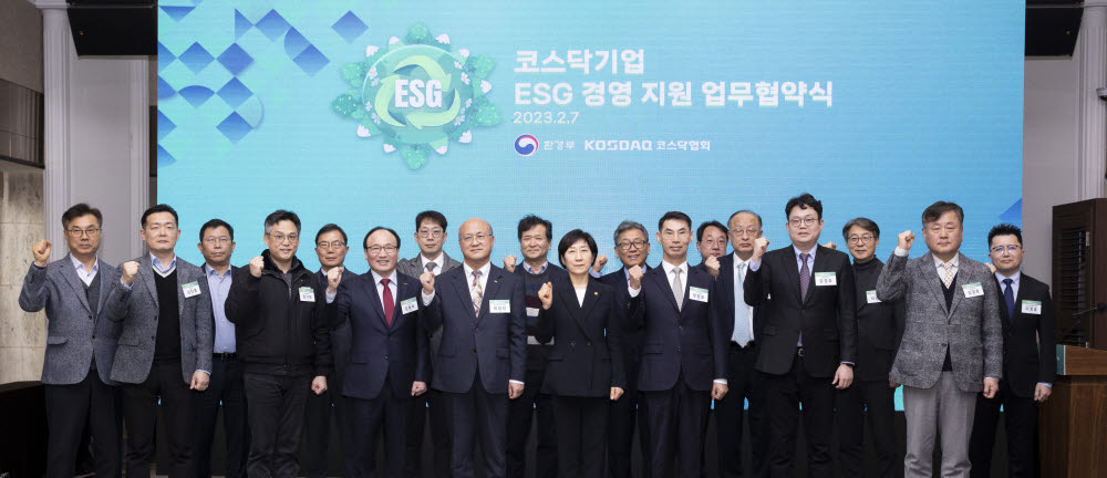 한화진 환경부 장관(앞줄 오른쪽 네 번째)이 7일 서울 한국프레스센터에서 열린 코스닥기업 ESG 경영 지원 업무협약식에 참석해 코스닥협회, 한국환경산업기술원와 업무협약서에 서명 후 기념촬영하고 있다.