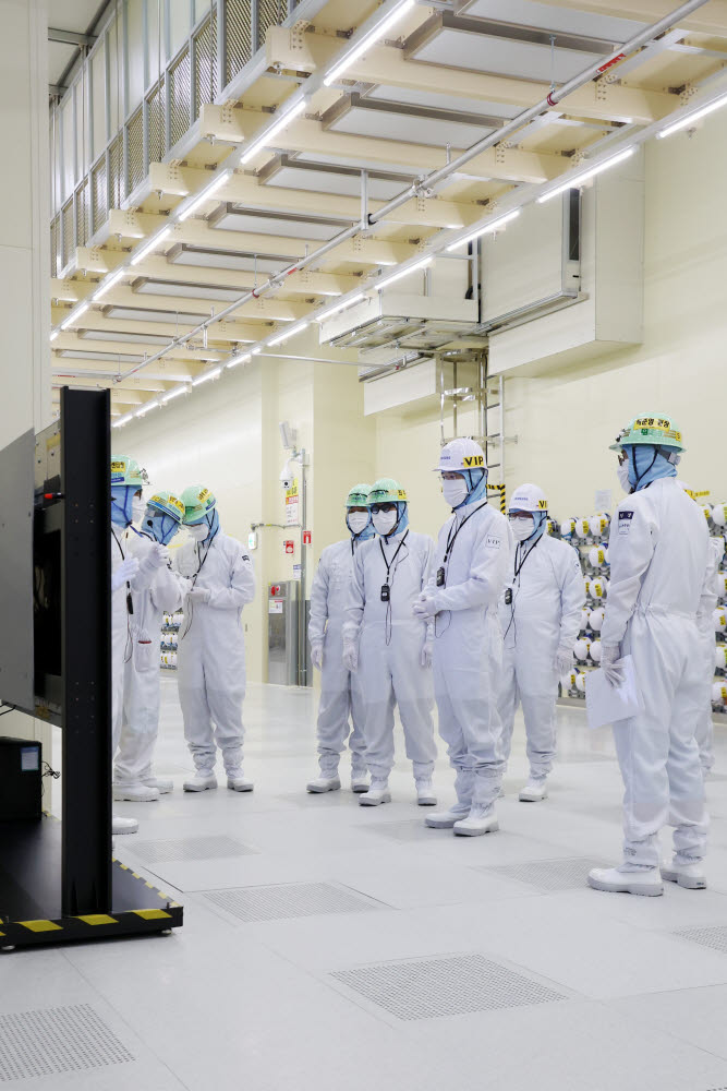 이재용 삼성전자 회장(오른쪽 세번째)이 7일 삼성디스플레이 아산캠퍼스를 찾아 QD-OLED 생산라인을 둘러보고 사업전략을 점검했다. [자료:삼성전자]