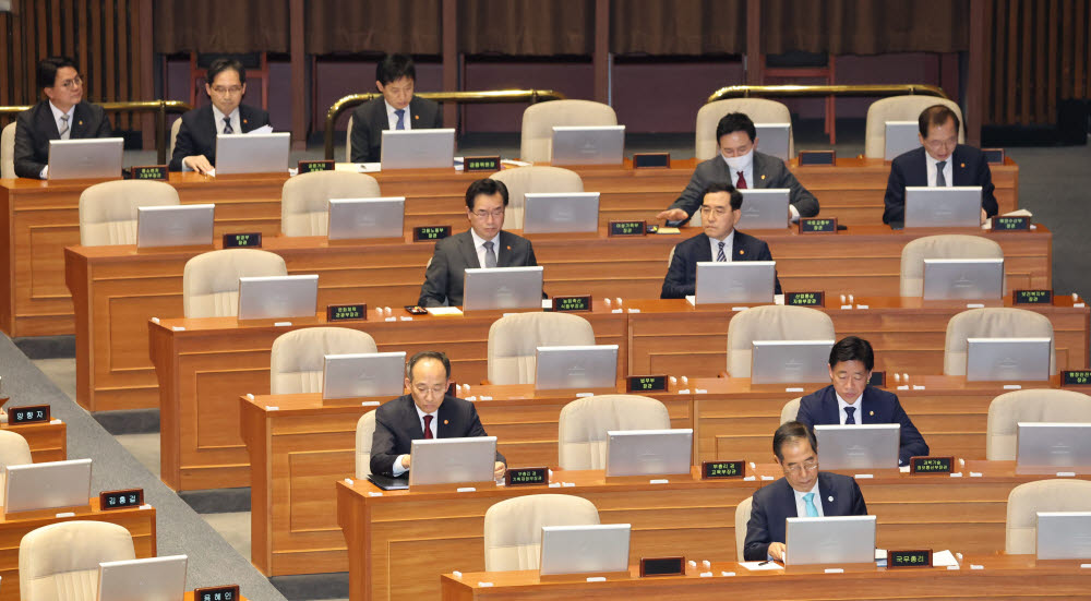 한덕수 국무총리와 경제분야 장관들이 7일 열린 국회 경제분야 대정부 질문에 참석했다. <사진 연합뉴스>