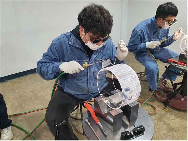 이상권씨가 한국폴리텍대학 포항캠퍼스 재학 중 반도체 쿼츠웨어 생산에 필요한 수소 용접 실습을 하고 있다.