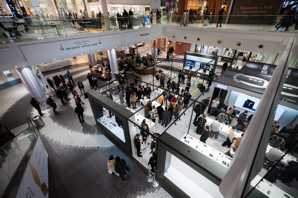 영국 런던의 웨스트필드 (Westfield White City) 쇼핑몰에 위치한 갤럭시 익스피리언스 스페이스에서 현지 방문객들이 갤럭시 S23 시리즈를 체험하고 있다.