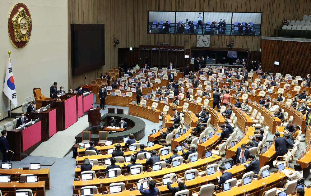 8일 국회에서 열린 제403회 국회(임시회) 제4차 본회의에서 이상민 행정안전부 장관 탄핵 소추안이 통과되고 있다. 연합뉴스