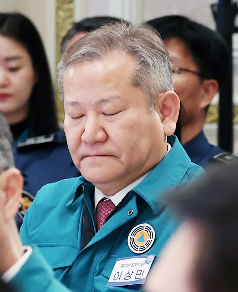 이상민 행정안전부 장관이 8일 청와대 영빈관에서 열린 제56차 중앙통합방위회의에 참석해 있다. 연합뉴스