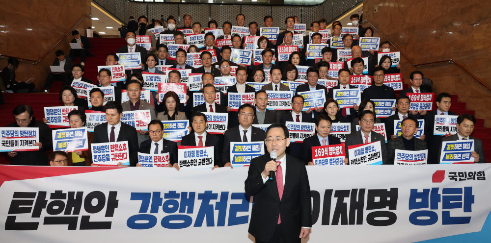 국민의힘 주호영 원내대표가 8일 오후 이상민 행정안전부 장관에 대한 탄핵소추안이 국회 본회의에서 통과된 후 로텐더홀 계단에서 열린 이상민 탄핵안 가결 규탄대회에서 발언하고 있다. 연합뉴스