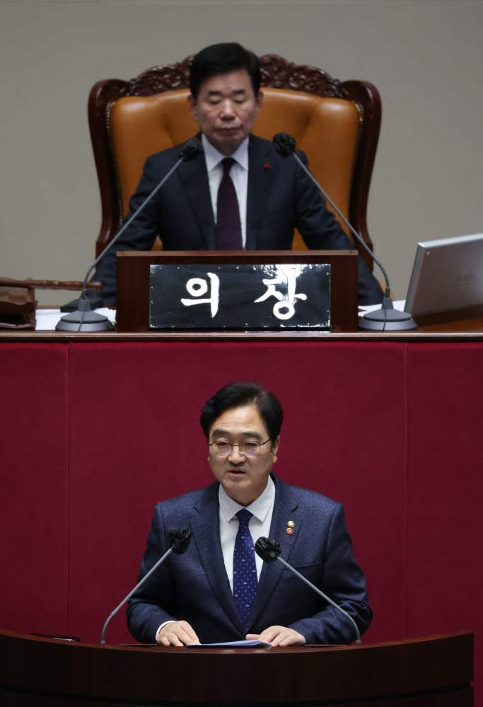 국회 예산결산특별위원장인 더불어민주당 우원식 의원이 24일 새벽 국회 본회의에서 내년도 예산안 수정안에 대한 제안설명을 하고 있다. 연합뉴스