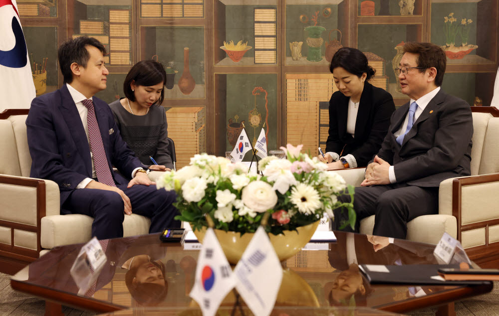 박보균 문화체육관광부 장관(오른쪽)이 방한한 다렌 탕 세계지식재산기구(WIPO) 사무총장과 간담회에서 의견을 나누고 있다.