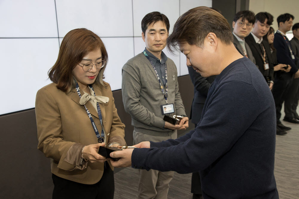 송봉섭 삼성전자서비스 대표이사 부사장(오른쪽)이 CS 달인에 선정된 임직원에게 상패를 수여하고 있다.