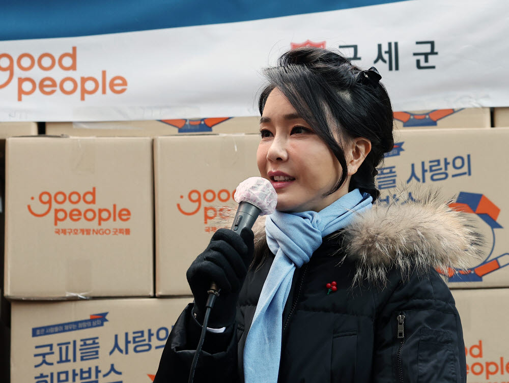 김건희 여사가 22일 서울 중구 남대문 쪽방촌에서 열린 이웃과 함께하는 2022 찾아가는 성탄절, 희망박스 나눔행사에서 인사말을 하고 있다. 연합뉴스