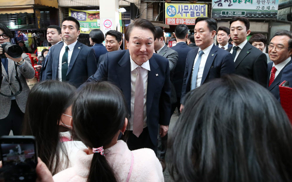 윤석열 대통령이 14일 오후 충북 청주시 상당구 육거리종합시장을 방문, 시민과 인사하고 있다. 연합뉴스