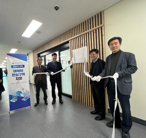 전라북도는 국민연금공단, 전북창조경제혁신센터와 15일 전북금융혁신빅데이터센터에서 데이터안심구역 지정 현판식 행사를 가졌다.