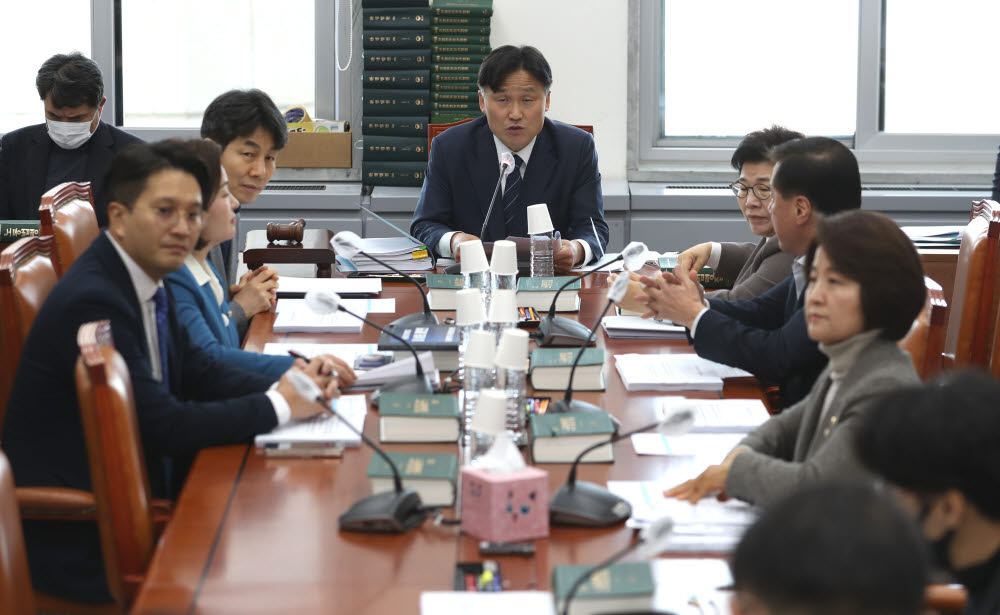 15일 국회 환경노동위원회 소회의실에서 열린 환노위 고용노동법안 심사소위원회 회의가 열리고 있다. 이날 회의에서는 노조법 2·3조를 개정하는 노동조합 및 노동관계조정법 일부개정법률안 등을 심사했다. 연합뉴스.