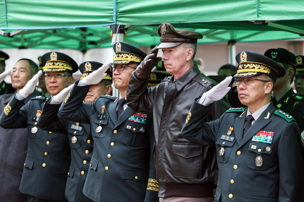 육군 지상작전사령부가 16일 경기 양평군 지평리전투 전적비 일대서 개최한 제72주년 지평리전투 전승기념행사에 참석한 군 관계자 등이 거수경례를 하고 있다.