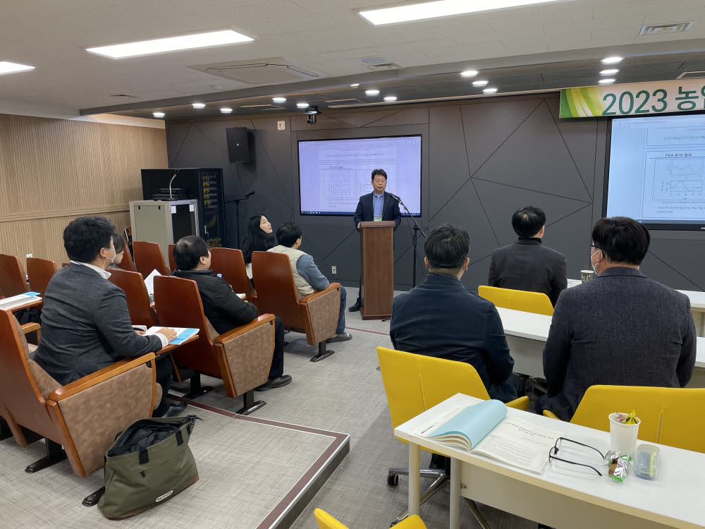 나명환 전남대 통계학과 교수(농업빅데이터연구실 지도교수)가 16일 전남대 자연대학 1호관 사이언스홀에서 열린 2023 농업의 디지털 대전환 심포지엄에서 축사를 하고 있다.