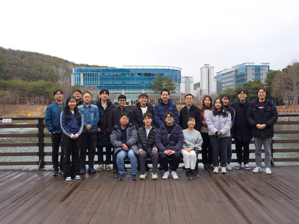 이번 연구를 수행한 석상일 특훈교수(뒷줄 여덟번째)와 연구팀.