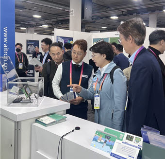 지난달 CES에서 이호준 대표(왼쪽에서 두번째)가 송경창 경북경제진흥원장(오른쪽) 등 관계자들에게 제품에 대해 설명하고 있다.