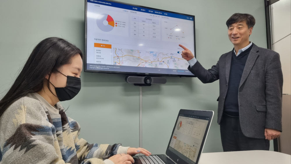 전채남 더아이엠씨 대표(오른쪽)가 최근 창원특례시 시내버스에 구현한 실시간 안전 모니터링 및 예측서비스에 대해 설명하고 있다.