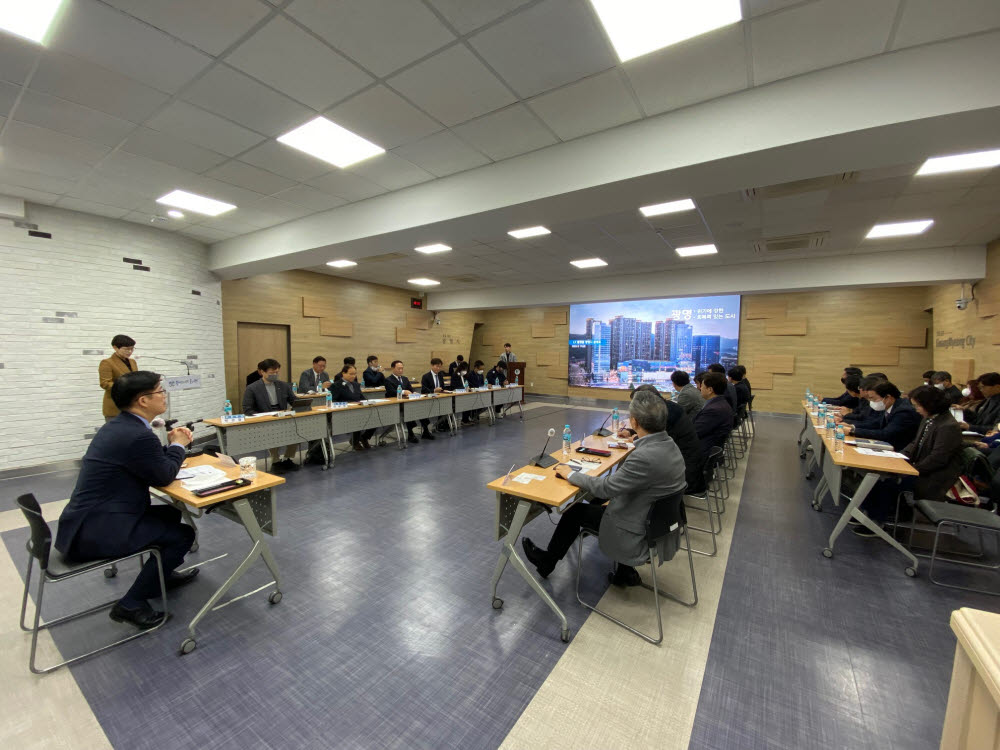 경기 광명시가 최근 시청 중회의실에서 미래 첨단산업 기반 구축을 위한 디이털트윈 TF 회의를 개최하고 있다.