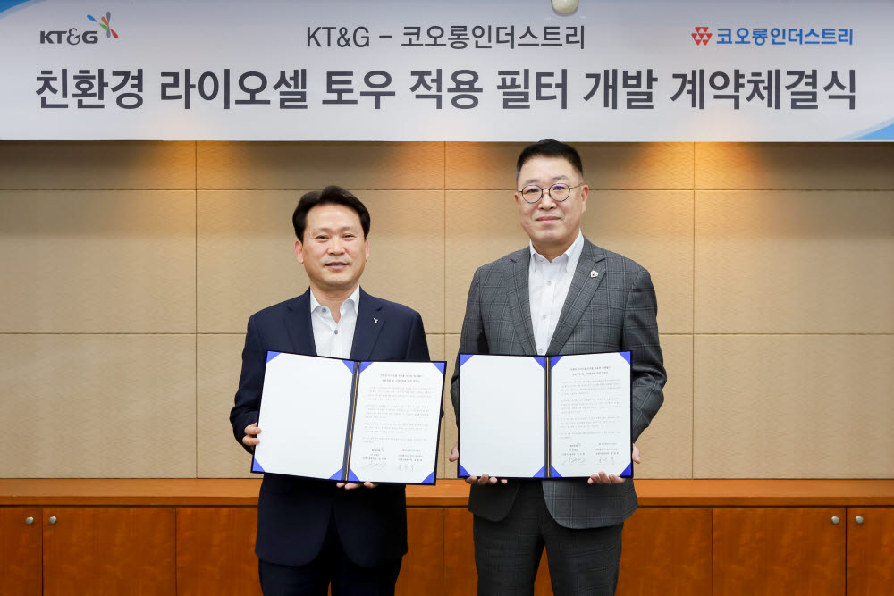 김진한 KT&G 전략기획본부장(왼쪽)과 윤광복 코오롱인더스트리 경영지원본부장