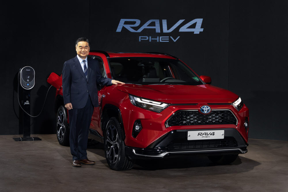 콘야마 마나부 한국토요타자동차 사장이 RAV4 플러그인 하이브리드(PHEV)와 포즈를 취했다.