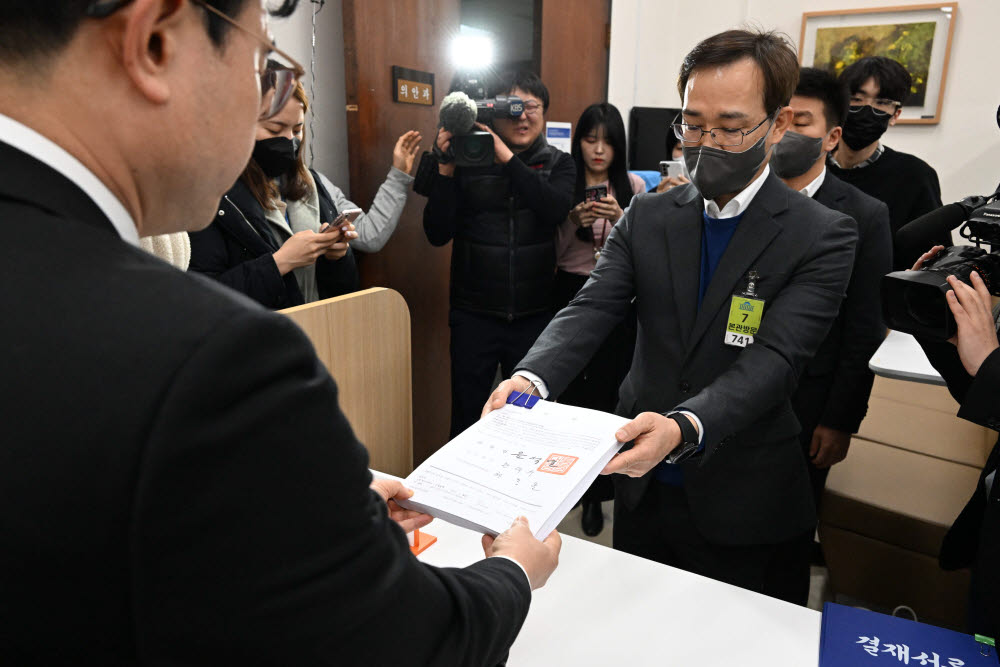 21일 오전 국회 의안과에 이재명 더불어민주당 대표의 체포동의안 요청서가 접수되고 있다. 연합뉴스