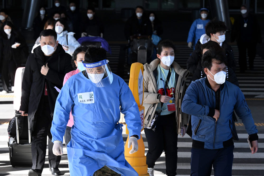 인천국제공항 제1터미널 입국장에서 의료진이 중국발 입국자들에게 검사를 안내하고 있다. 김민수기자 mskim@etnews.com