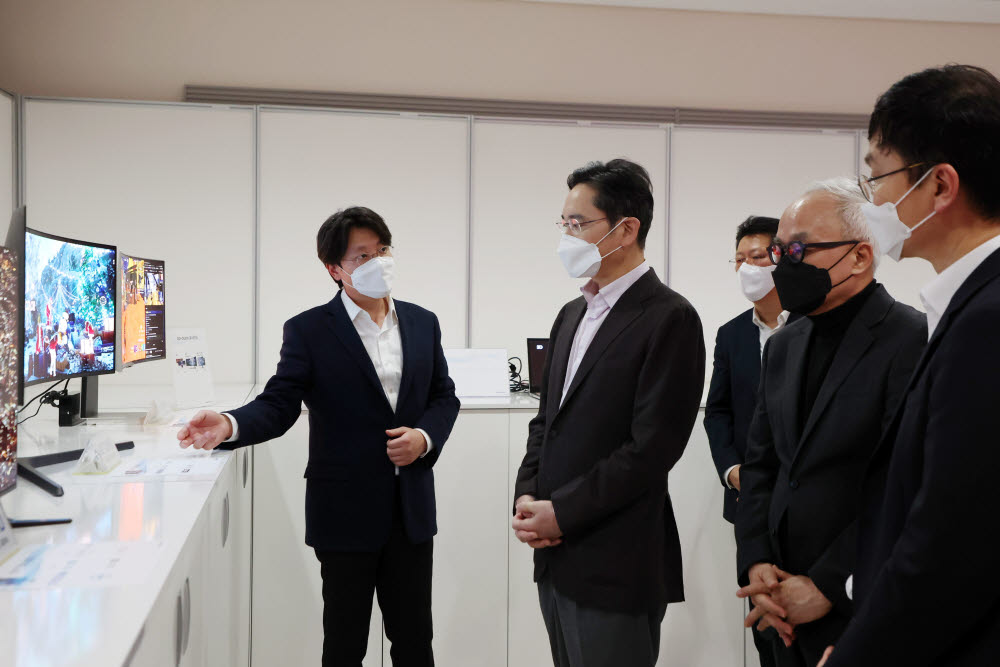 이재용 삼성전자 회장이 지난 7일 충남 아산 삼성디스플레이 아산캠퍼스를 방문, 전시된 디스플레이 제품을 보며 설명을 듣고 있다. 연합뉴스