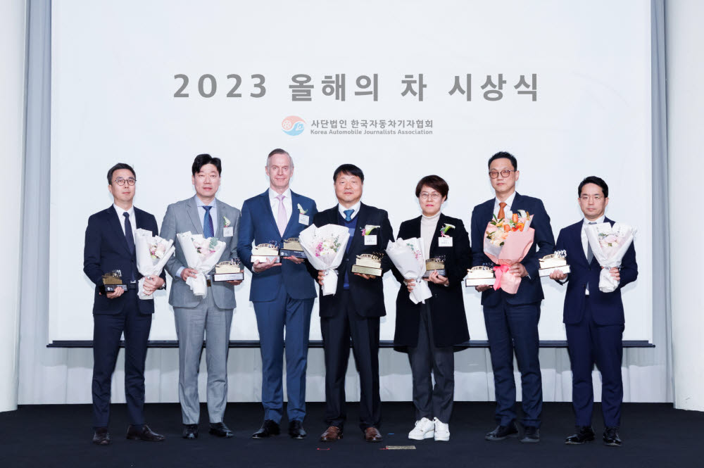 22일 저녁 서울 반포 세빛섬에서 2023 올해의 차 시상식이 열렸다. 이날 올해의 차 8개 부문에서 각각 수상한 자동차 브랜드 소속 임원들이 기념촬영하고있다.