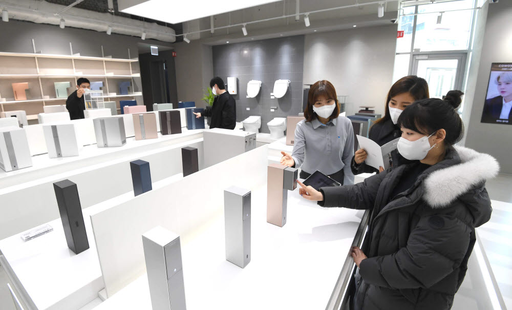 서울 구로구 코웨이 본사 쇼룸에서 고객이 코웨이 노블 제품을 살펴보고 있다. (자료: 전자신문 DB)