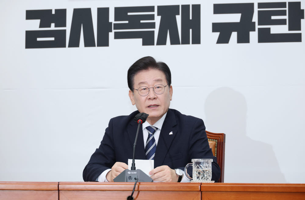 더불어민주당 이재명 대표가 23일 오전 국회에서 열린 위례·대장동 개발 비리 및 성남FC 후원금 의혹에 대해 검찰이 청구한 구속영장과 관련한 기자간담회에서 발언하고 있다. 연합뉴스