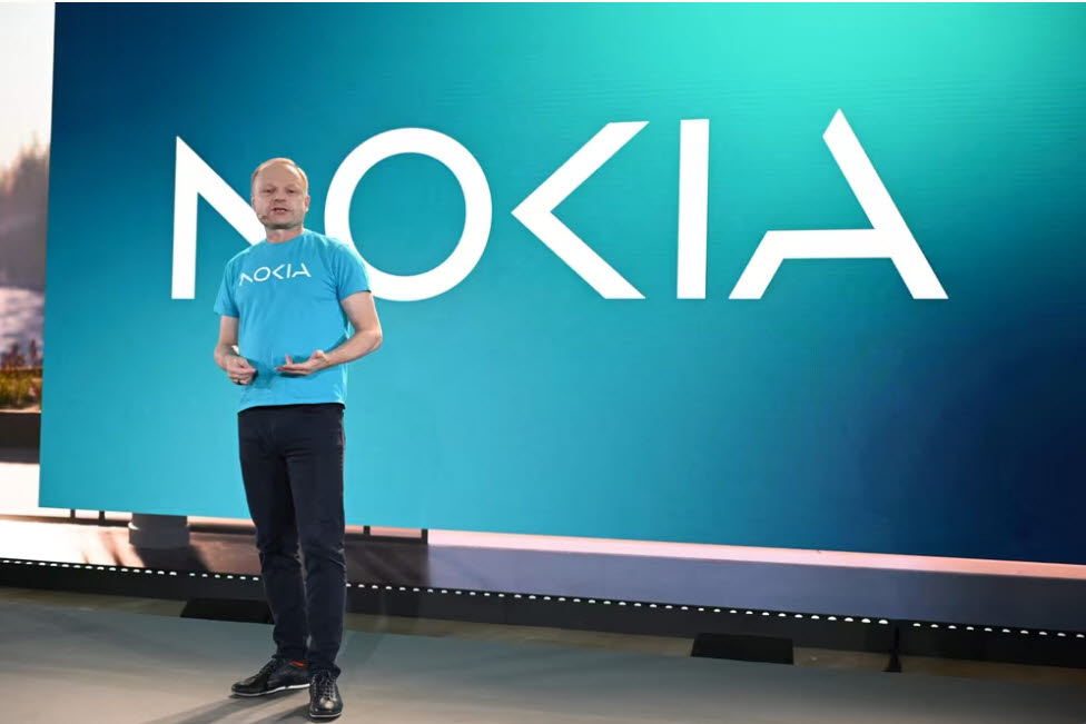 페카 룬드마크 노키아 최고경영자가(CEO)가 새로운 로고와 전략을 발표하고 있다.