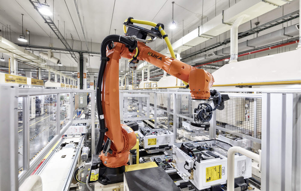 경동나비엔 서탄공장에서 로봇이 품질 확보를 위한 비전검사을 실시하고 있다