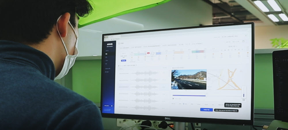 SK플래닛 연구원이 음향식 노면검지 솔루션(ARHIS)이 수집한 데이터를 확인하고 있다.