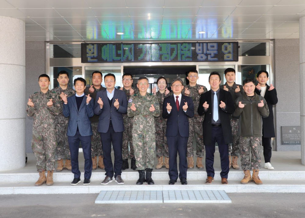 한국에너지기술평가원(KETEP)은 27일 육군 제25보병사단을 방문해 육군 미래 전투체계를 뒷받침하는 에너지 기술에 대해 논의했다. 권기영 에기평 원장(앞줄 오른쪽에서 세 번째)과 육군, 에기평 관계자들이 기념사진을 촬영하고 있다.