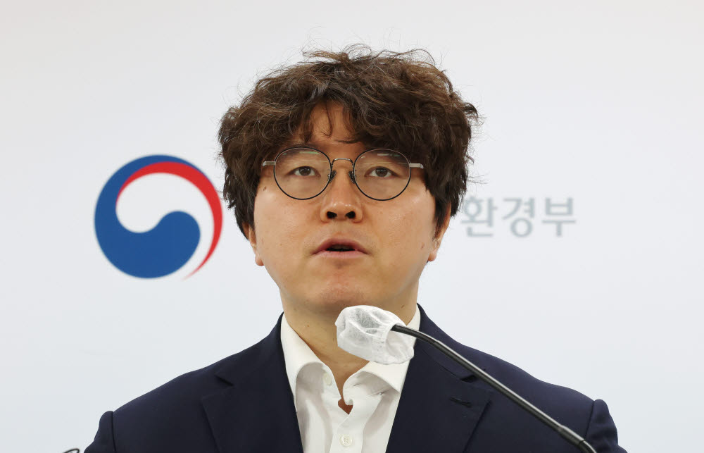 (세종=연합뉴스) 김주형 기자 = 최한창 환경부 규제개혁법무담당관이 28일 오전 세종시 정부세종청사에서 불필요한 환경 표지인증 폐지·간소화 등 5대 분야 21개 신규 규제혁신 과제 추진과 관련해 브리핑하고 있다. 2023.2.28 kjhpress@yna.co.kr