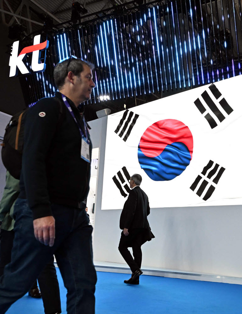 [MWC23]KT부스에 띄워진 태극기