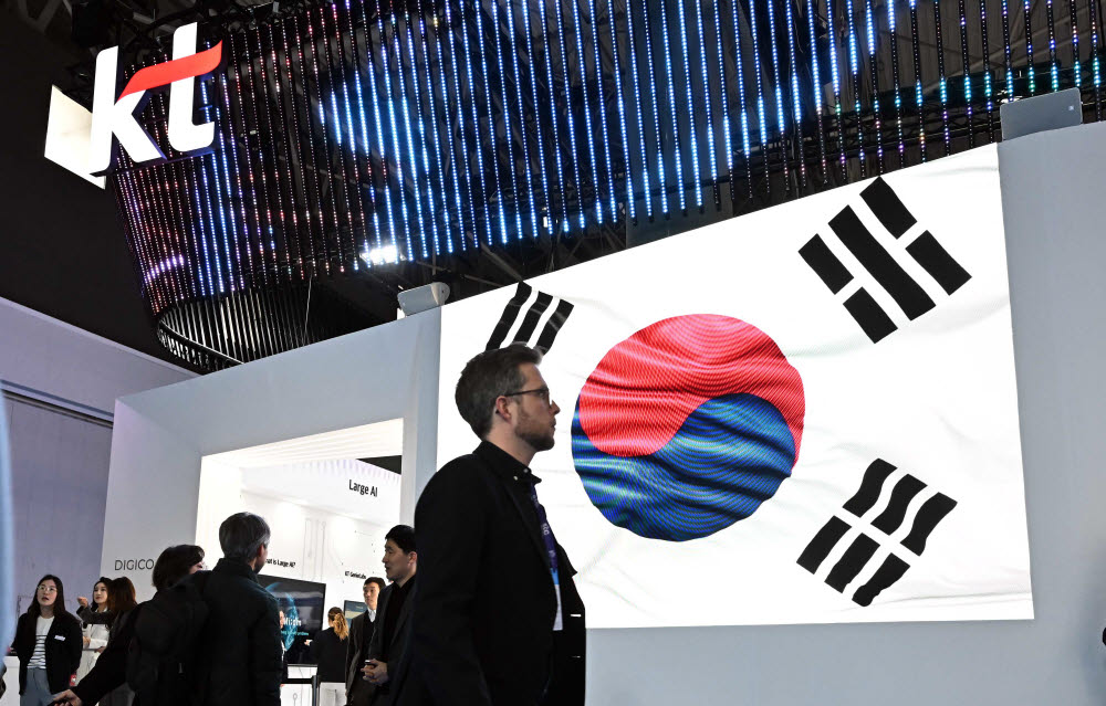 [MWC23]KT, 삼일절 맞아 전시장에 태극기 띄워