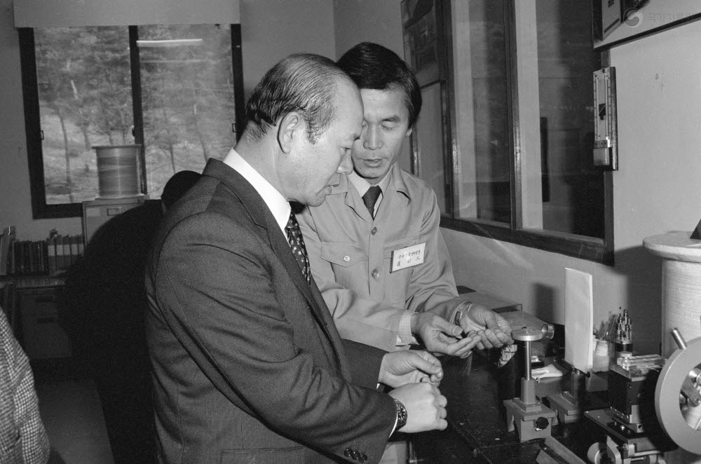 전두환 대통령이 1980년 12월 12일 한국과학기술원을 시찰, 시설을 둘러보고 있다. 국가기록원 제공